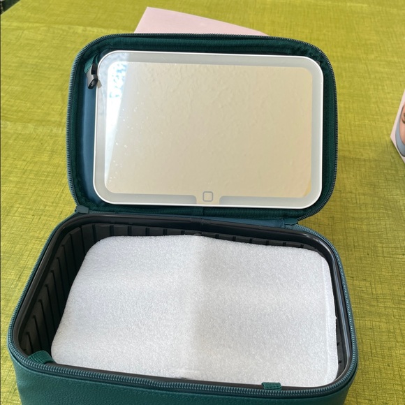 Portable Lighted Makeup CASE and Mirror - Picture 2 of 6